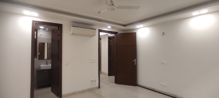 Room, safdarjung enclave 3.5 Bedroom 2550 Sq.Ft. Apartment In Safdarjung Enclave Delhi 10128642