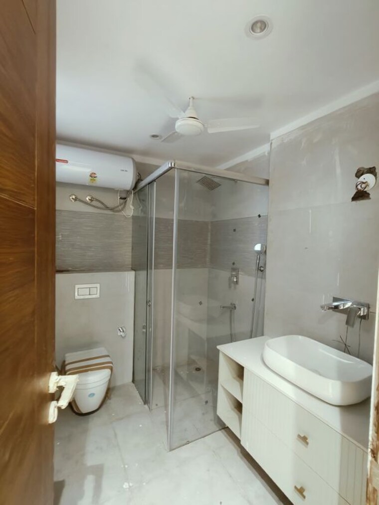 Bathroom, dlf phase i 4 Bedroom 316 Sq.Yd. Builder Floor In Dlf Phase I Gurgaon 10128667