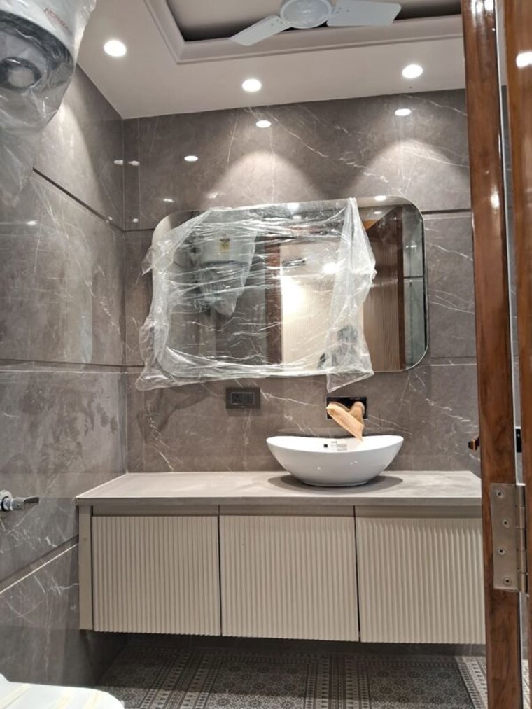 Bathroom, east of kailash 3 Bedroom 1000 Sq.Ft. Builder Floor In East Of Kailash Delhi 10128709