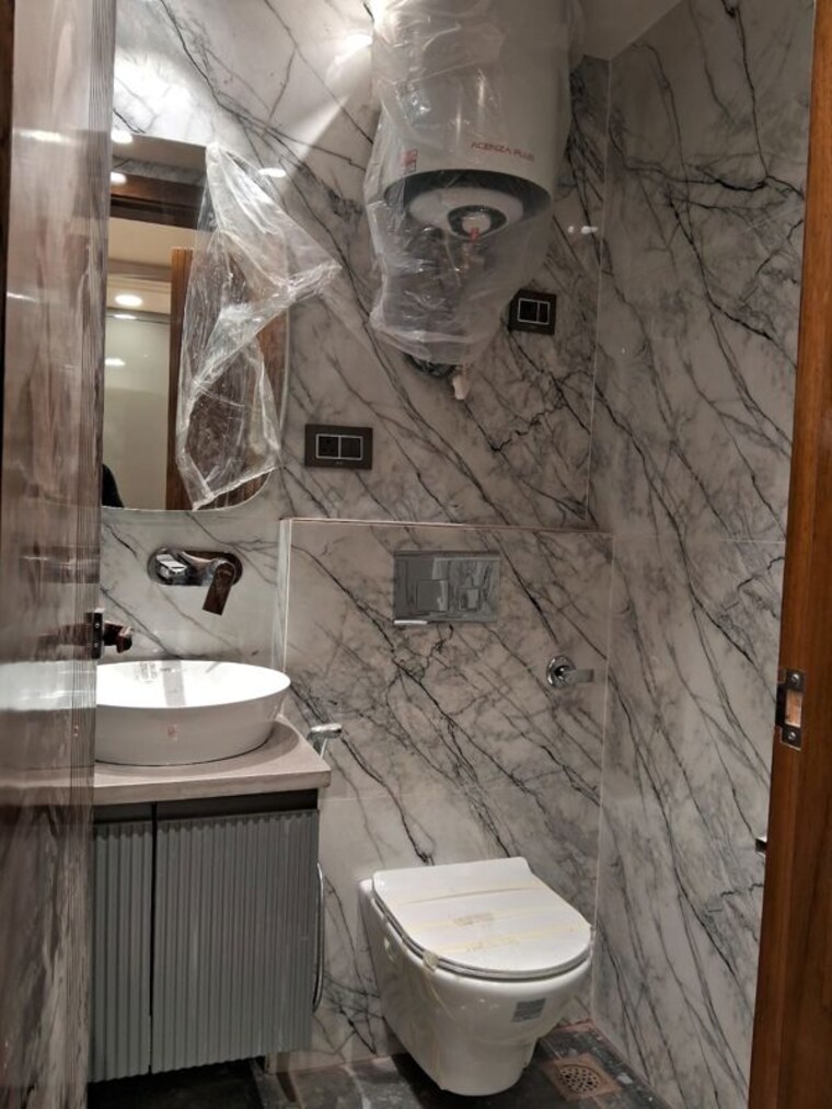 Bathroom, east of kailash 3 Bedroom 1000 Sq.Ft. Builder Floor In East Of Kailash Delhi 10128709