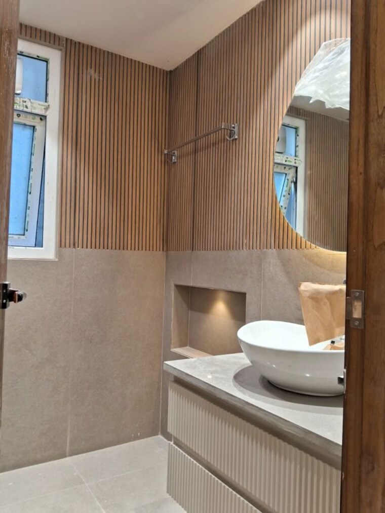 Bathroom, east of kailash 3 Bedroom 1100 Sq.Ft. Builder Floor In East Of Kailash Delhi 10128717
