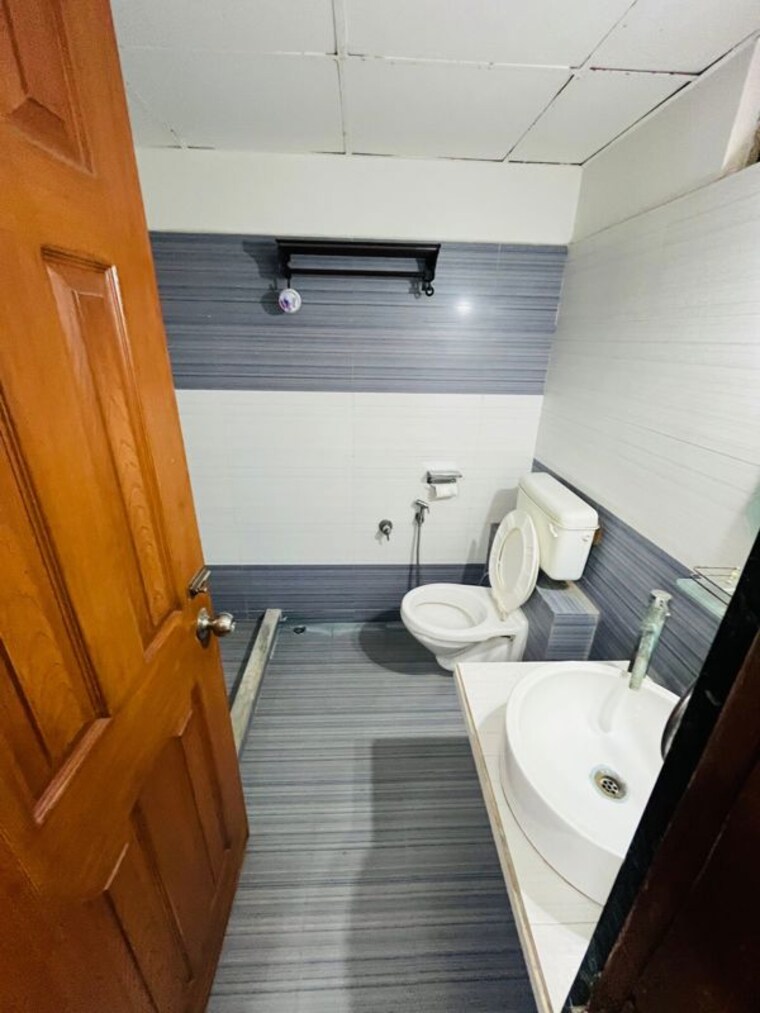 Bathroom, prahlad nagar 3 Bedroom 2200 Sq.Ft. Apartment In Prahlad Nagar Ahmedabad 10128723