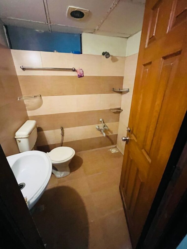 Bathroom, prahlad nagar 3 Bedroom 2200 Sq.Ft. Apartment In Prahlad Nagar Ahmedabad 10128723