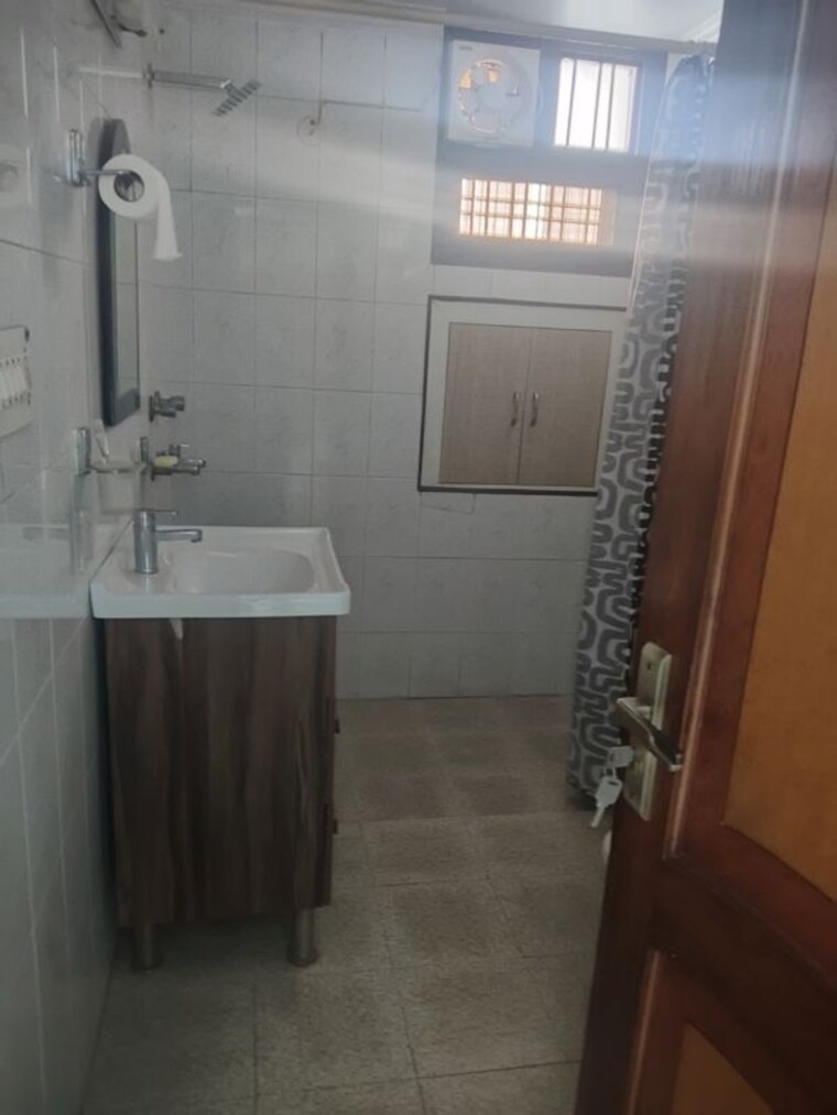 Bathroom, sector 21c 3 Bedroom 1450 Sq.Ft. Apartment In Sector 21c Faridabad 10128777