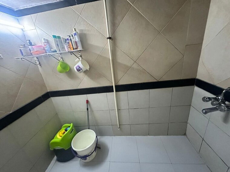 Bathroom, ratnagar-chs 2.5 Bedroom 1000 Sq.Ft. Apartment In Andheri West Mumbai 10128808