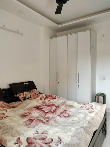 Bedroom in 3 BHK Builder Floor at Saurabh Niwas, Sector 40 – for Rent