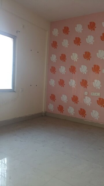 Room in 2 BHK Apartment at Kristi Villa, Chinar Park – for Rent