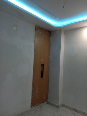 Building Lobby in 2 BHK Builder Floor at Mahavir Enclave 1 – for Sale