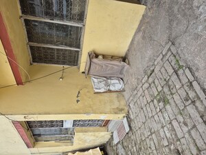 Living Room in 1.5 BHK Apartment at Mayur Vihar – for Rent