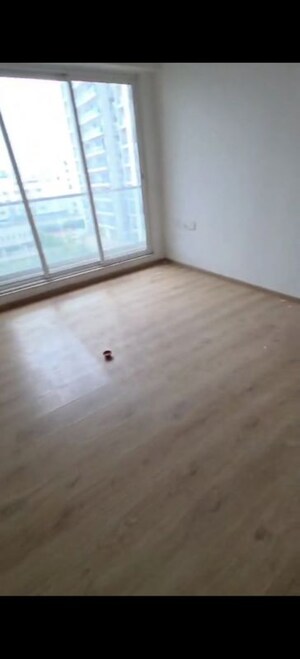 Room in 4 BHK Apartment at Sheth Avalon, Laxmi Nagar – for Rent