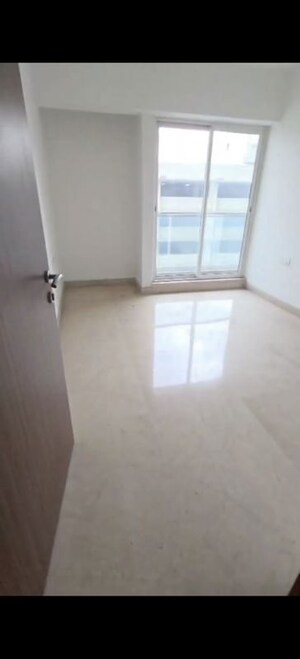 Room in 4 BHK Apartment at Sheth Avalon, Laxmi Nagar – for Rent