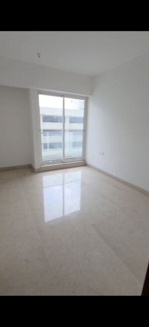 Room in 4 BHK Apartment at Sheth Avalon, Laxmi Nagar – for Rent