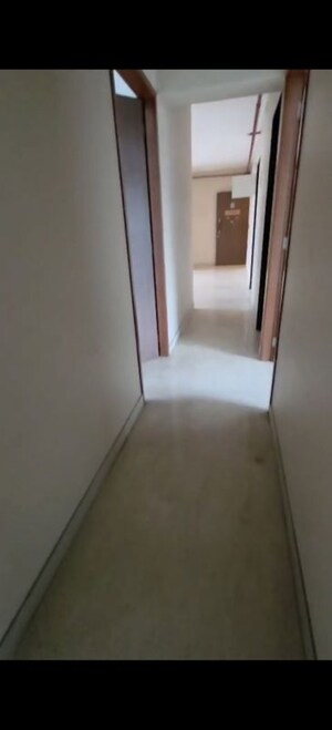 Room in 4 BHK Apartment at Sheth Avalon, Laxmi Nagar – for Rent