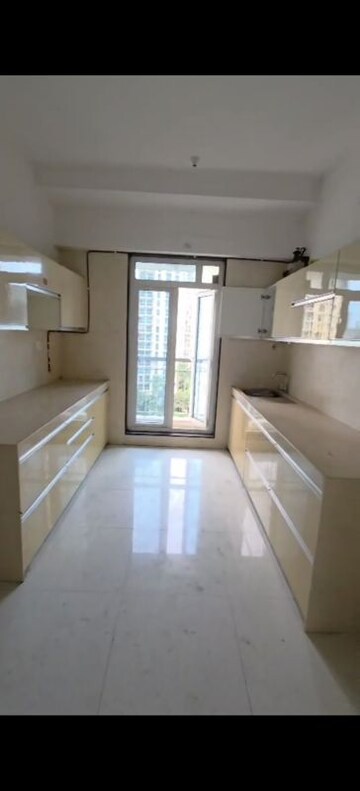 Room in 4 BHK Apartment at Sheth Avalon, Laxmi Nagar – for Rent