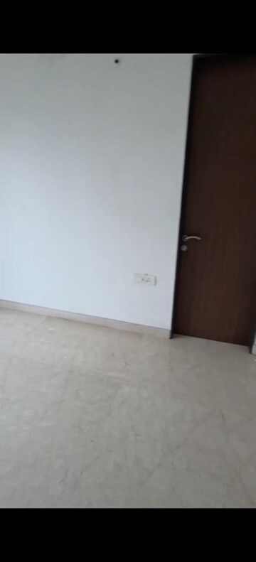 Room in 4 BHK Apartment at Sheth Avalon, Laxmi Nagar – for Rent