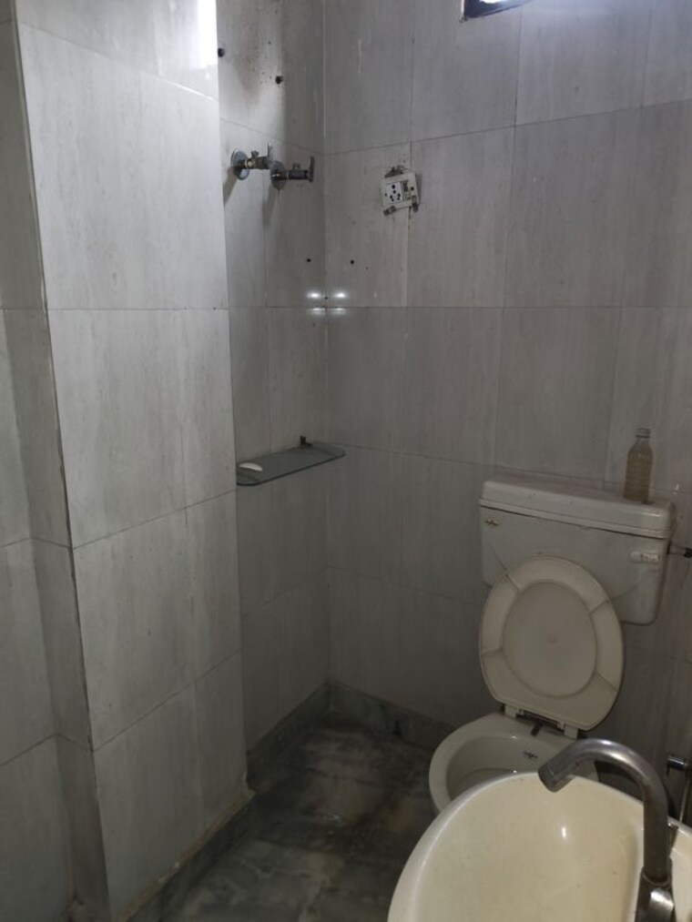Bathroom, jivan park 3 Bedroom 100 Sq.Mt. Builder Floor In Jivan Park Delhi 10128919
