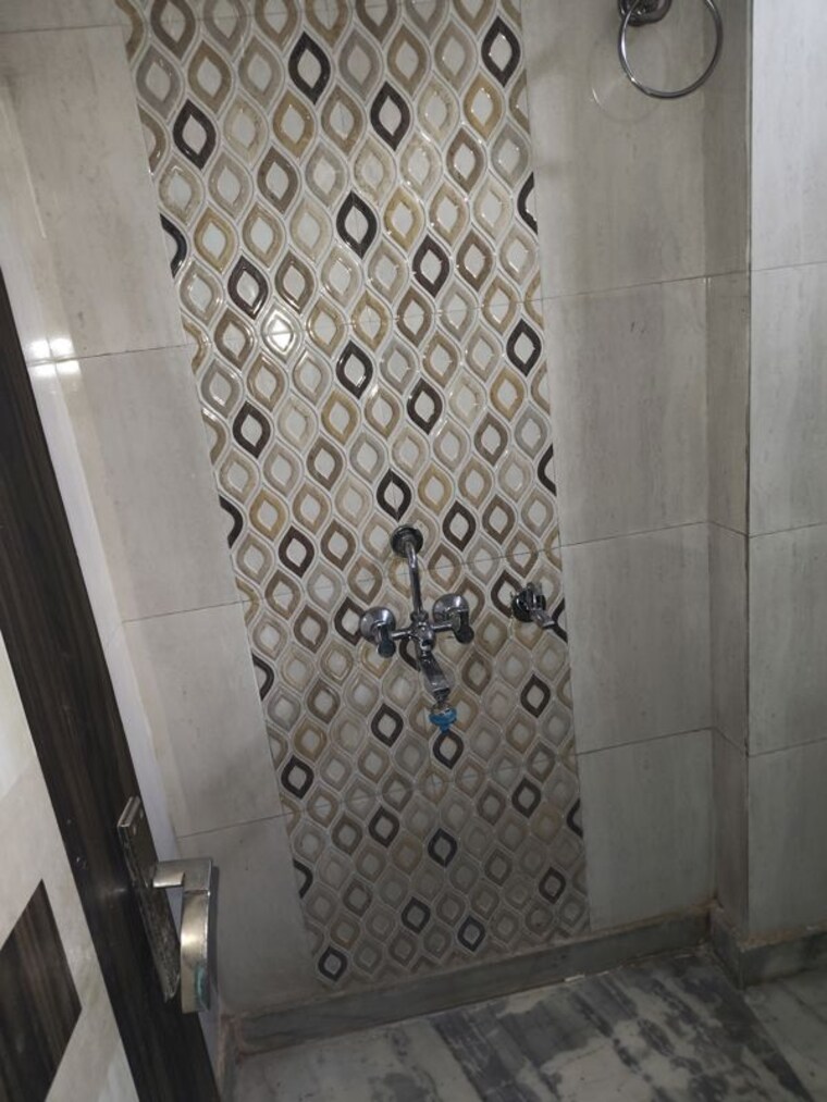 Bathroom, bindapur 3 Bedroom 100 Sq.Mt. Builder Floor In Bindapur Delhi 10128925