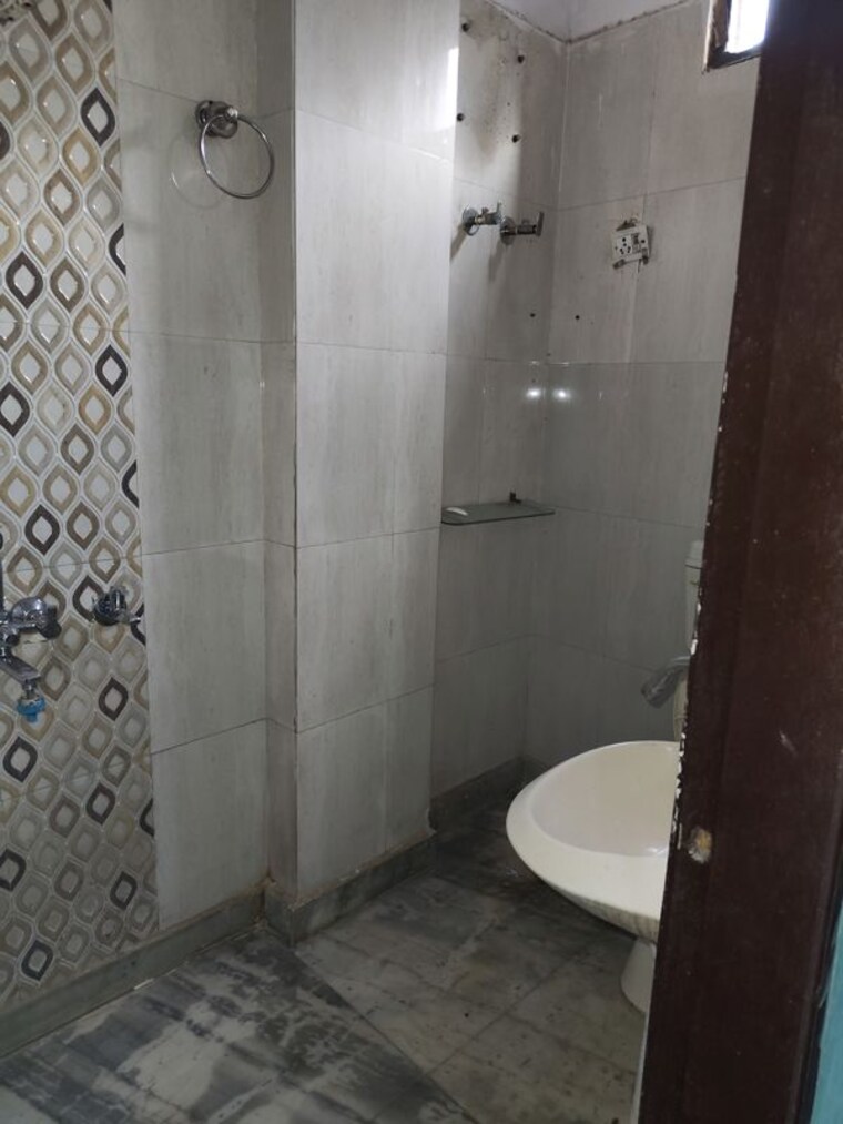 Bathroom, bindapur 3 Bedroom 100 Sq.Mt. Builder Floor In Bindapur Delhi 10128925