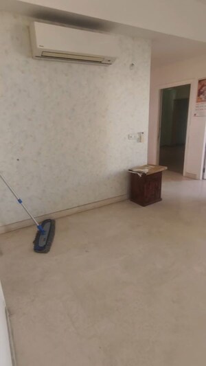 Room in 3.5 BHK Apartment at DLF The Primus, Sector 82a – for Rent