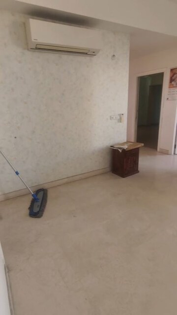 Room in 3.5 BHK Apartment at DLF The Primus, Sector 82a – for Rent