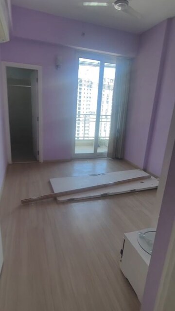 Room in 3.5 BHK Apartment at DLF The Primus, Sector 82a – for Rent