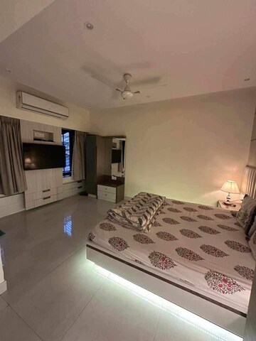 Bedroom in 2 BHK Apartment at Andheri West – for Rent