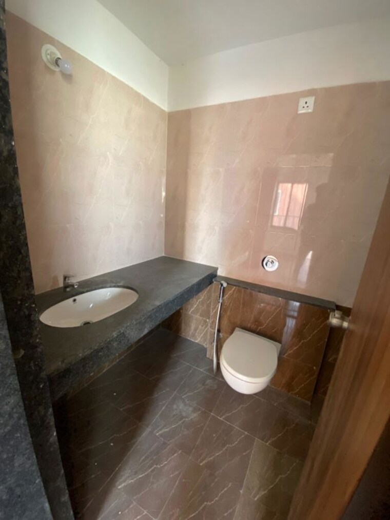 Washroom, atul-western-hills-phase-2 2.5 Bedroom 1000 Sq.Ft. Apartment In Baner Pune 10128978