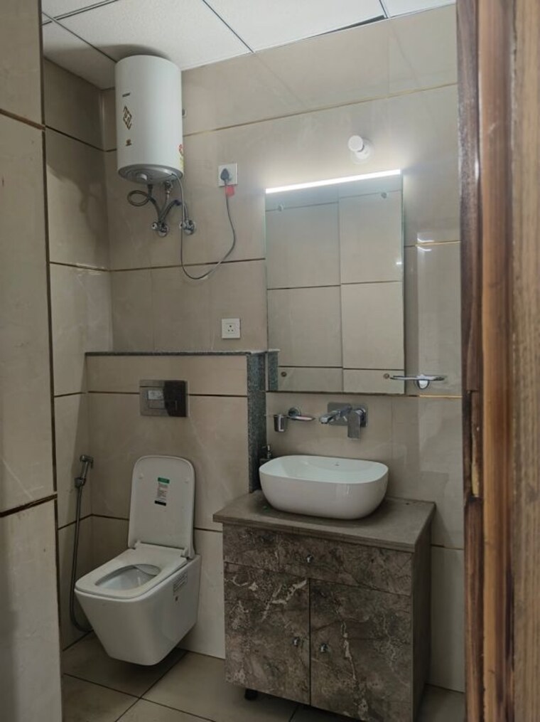 Bathroom, hong-kong-bazaar 3 Bedroom 1600 Sq.Ft. Builder Floor In Sector 57 Gurgaon 10128990