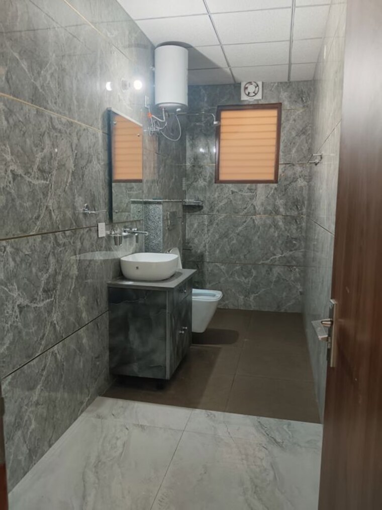 Bathroom, hong-kong-bazaar 3 Bedroom 1600 Sq.Ft. Builder Floor In Sector 57 Gurgaon 10128990