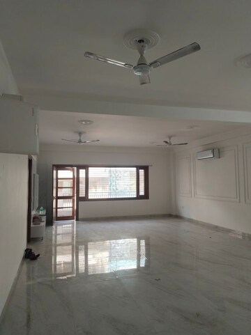 Room in 3 BHK Builder Floor at Hong Kong Bazaar, Sector 57 – for Rent