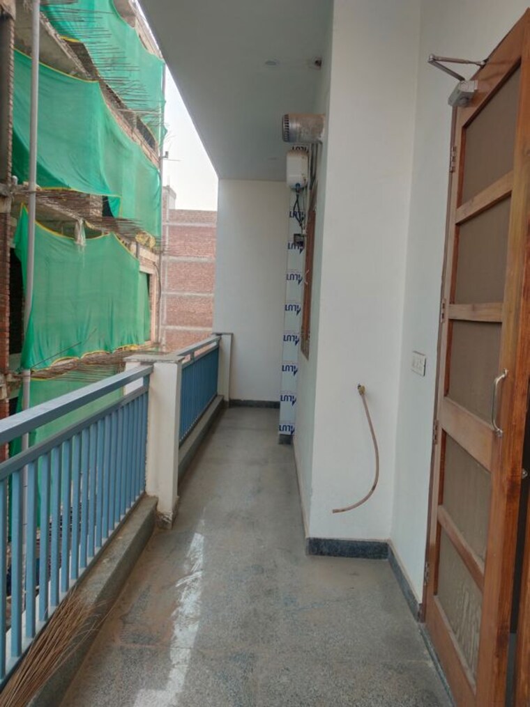 Balcony, hong-kong-bazaar 3 Bedroom 1600 Sq.Ft. Builder Floor In Sector 57 Gurgaon 10128990