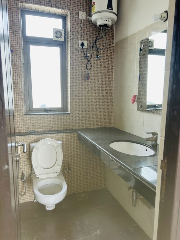 Bathroom, unitech-the-residences-gurgaon 2 Bedroom 1097 Sq.Ft. Apartment In Sector 33 Gurgaon 10129002