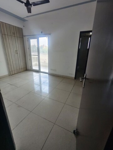 Bathroom in 2.5 BHK Apartment at Supertech Cape Town, Sector 74 – for Rent