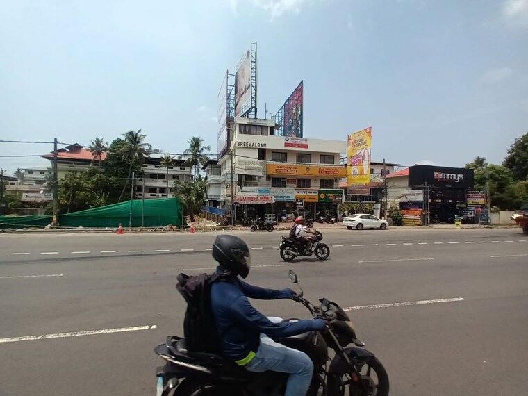  Parking, vyttila Commercial Office Space 1000 Sq.Ft. In Vyttila Kochi 10129023