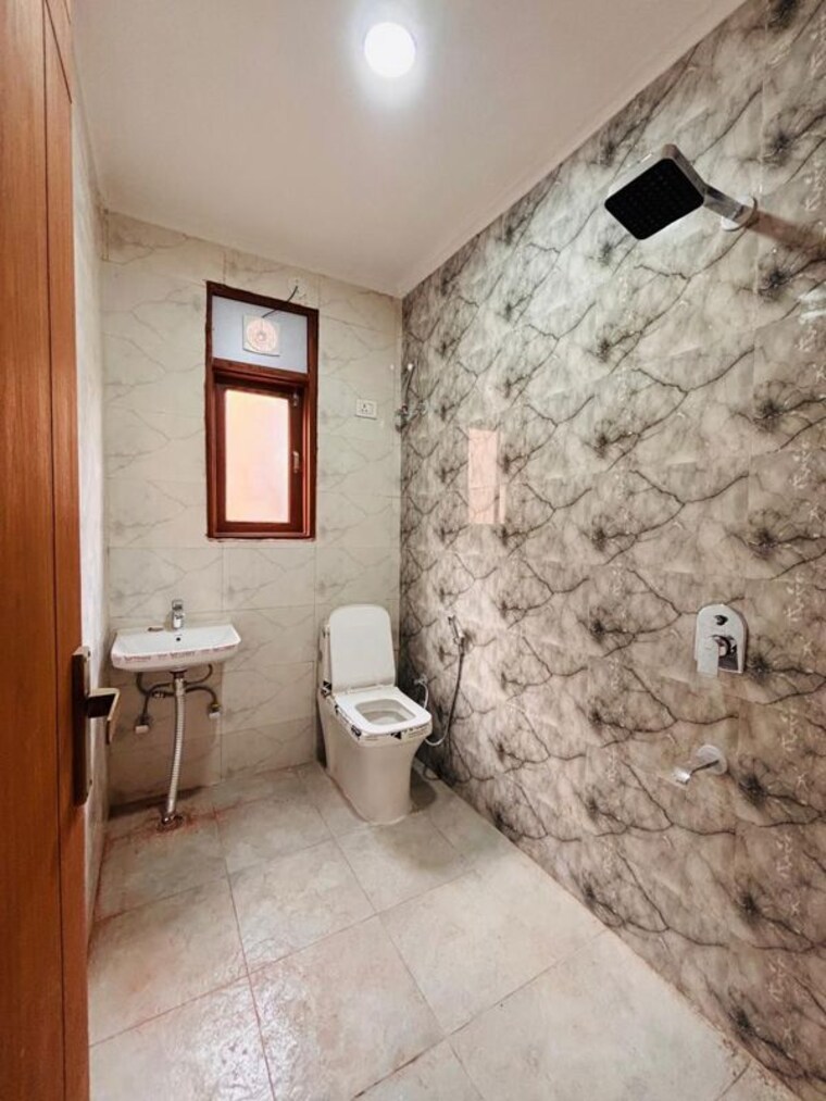 Bathroom, freedom fighters enclave 2 Bedroom 1100 Sq.Ft. Builder Floor In Freedom Fighters Enclave Delhi 10129096