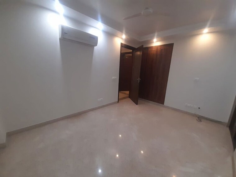 Room, uday park 3 Bedroom 217 Sq.Yd. Builder Floor In Uday Park Delhi 10129127