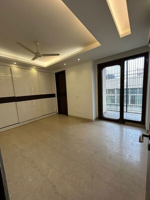 Room in 3 BHK Builder Floor at Green Park – for Rent