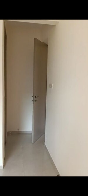 Room in 2 BHK Apartment at Sheth Vasant Oasis, Andheri East – for Rent