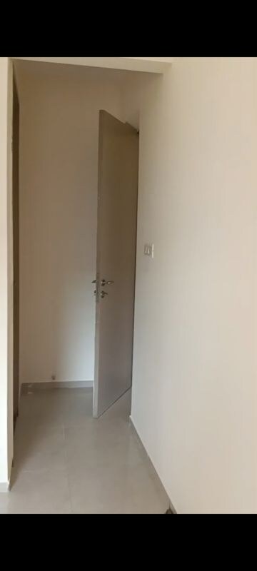 Room in 2 BHK Apartment at Sheth Vasant Oasis, Andheri East – for Rent