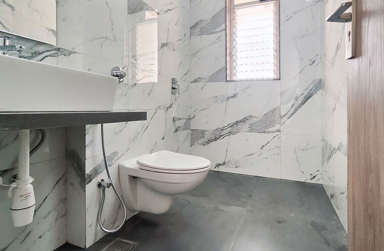 Bathroom, kandivali west Pg For Boys In Kandivali West 10129194