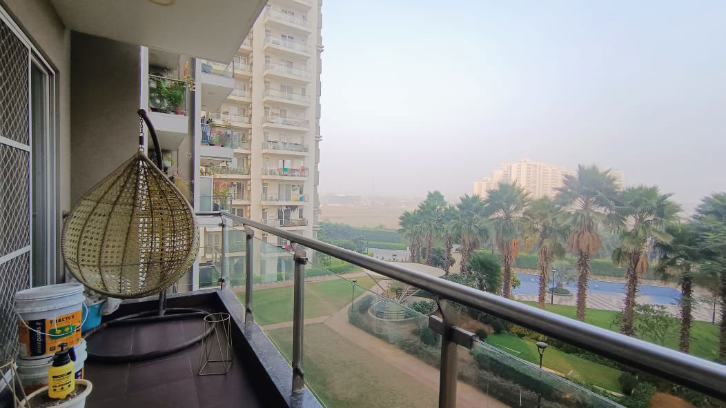 2 BHK + Servant Room Apartment For Sale in Microtek Greenburg
