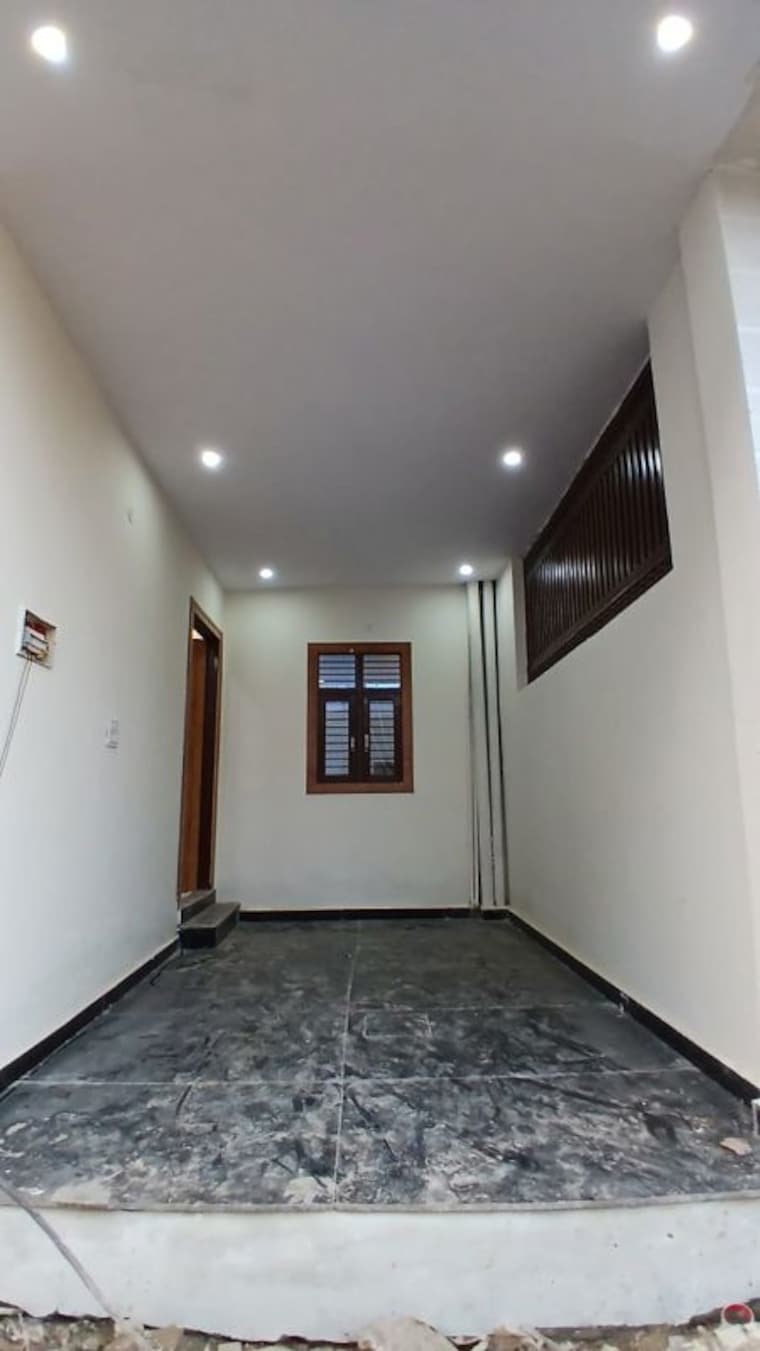 Room, sector 16b 3 Bedroom 100 Sq.Yd. Villa In Sector 16b Noida 10129345