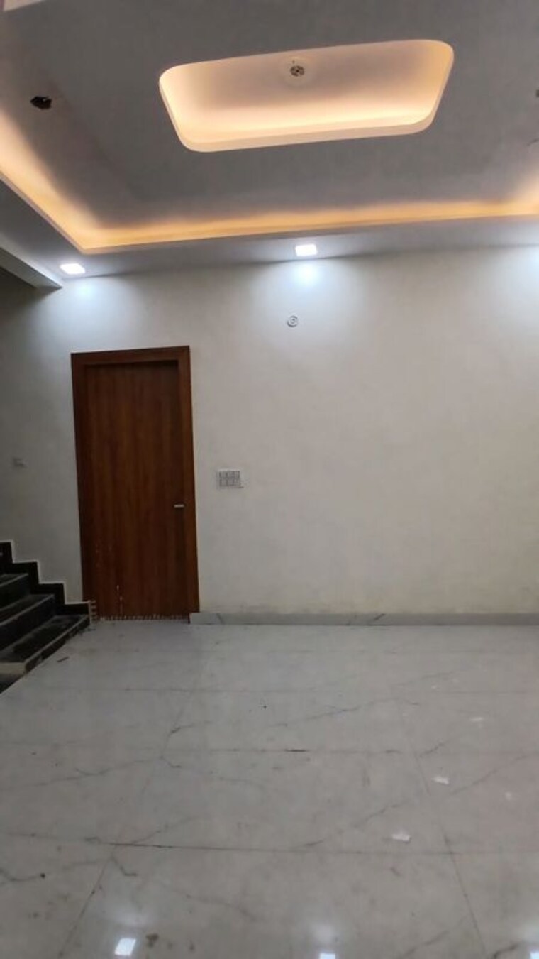 Room, sector 16b 3 Bedroom 100 Sq.Yd. Villa In Sector 16b Noida 10129345