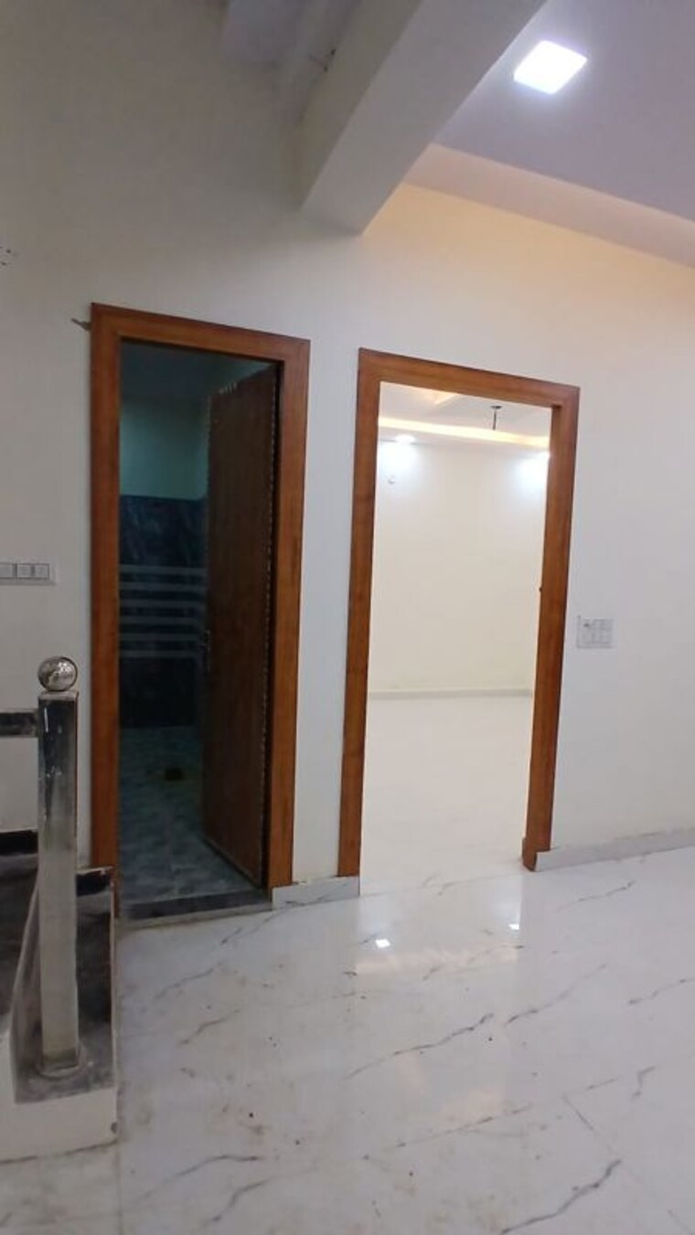 Room, sector 16b 3 Bedroom 100 Sq.Yd. Villa In Sector 16b Noida 10129345