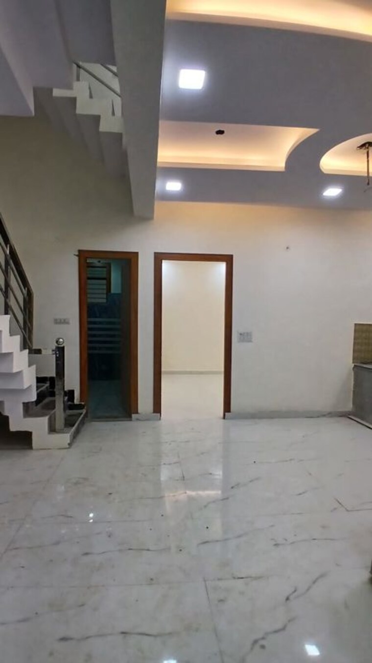 Room, sector 16b 3 Bedroom 100 Sq.Yd. Villa In Sector 16b Noida 10129345