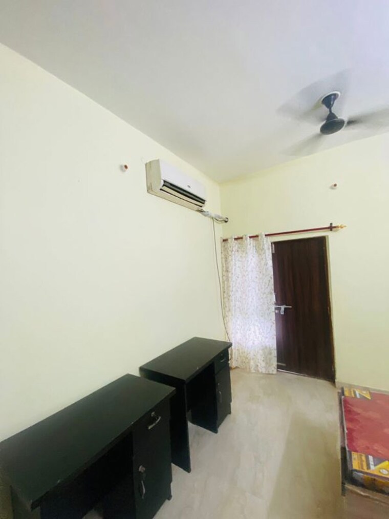 Room, vineet khand Pg For Girls In Vineet Khand 10129350