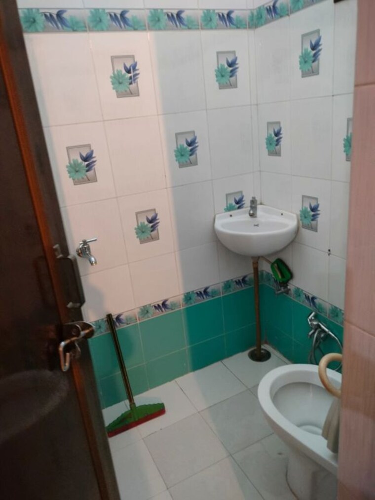 Bathroom, vineet khand Pg For Girls In Vineet Khand 10129363