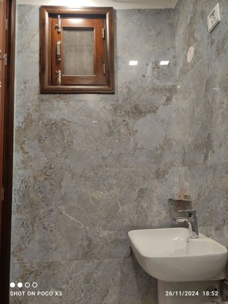Bathroom, rama park 3 Bedroom 100 Sq.Yd. Builder Floor In Rama Park Delhi 10129369
