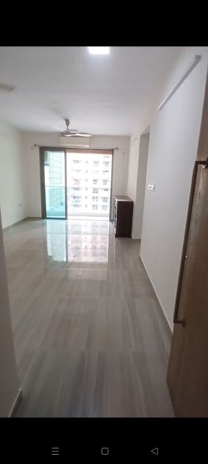 Room in 2 BHK Apartment at Sheth Vasant Oasis, Andheri East – for Rent