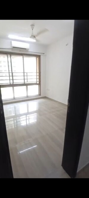 Room in 2 BHK Apartment at Sheth Vasant Oasis, Andheri East – for Rent